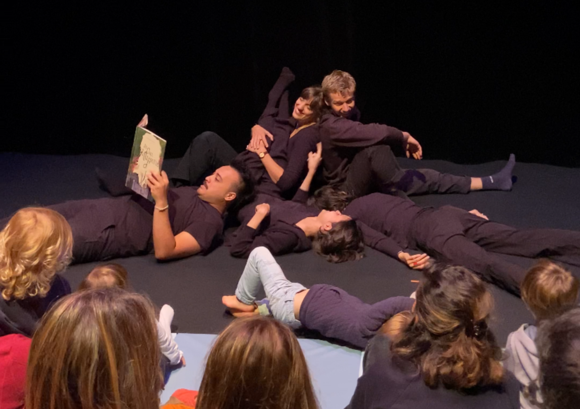 Photo d'une lecture avec la Jeune Troupe